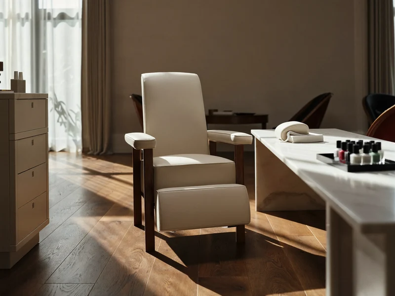 Leerer Maniküre-Platz mit Sessel, Handauflage und Lacken auf Marmor